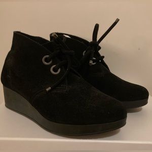 Robert Clergerie sz 37 black suede wedge bootie.